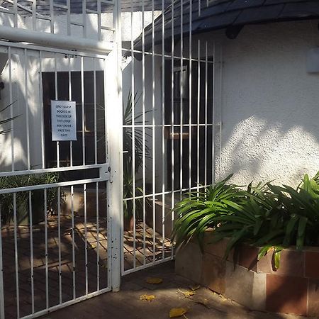 Rosebank Lodge & Backpacker Johannesburg Esterno foto