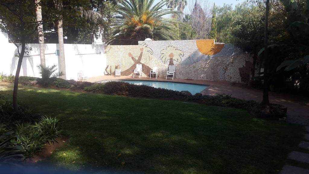Rosebank Lodge & Backpacker Johannesburg Esterno foto