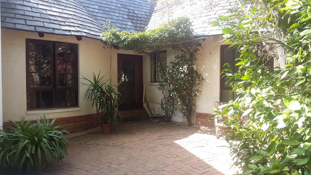 Rosebank Lodge & Backpacker Johannesburg Esterno foto